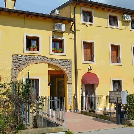 明乔河畔的瓦雷奇奥Casa Vacanze Raggio Di Sole公寓 外观 照片