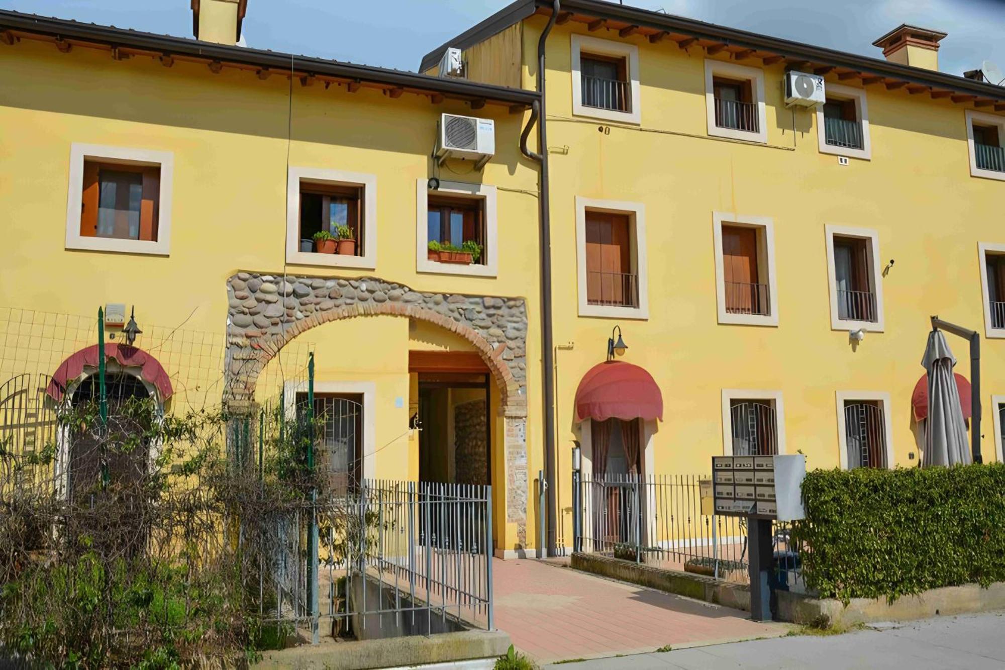 明乔河畔的瓦雷奇奥Casa Vacanze Raggio Di Sole公寓 外观 照片